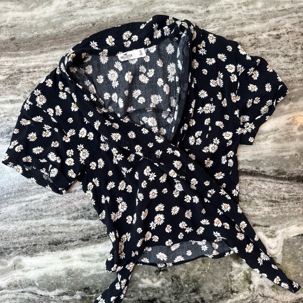 Hollister Black Floral Wrap Top Women’s Size Small